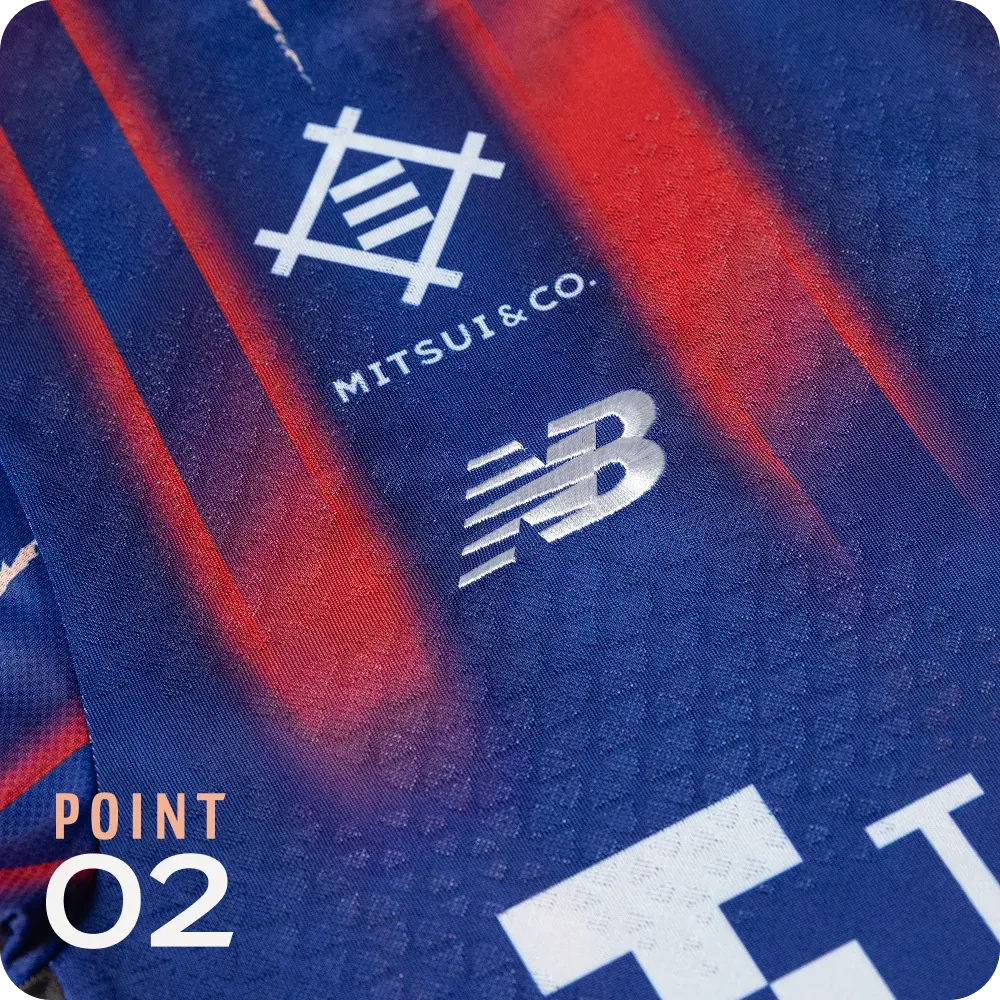 Das New Balance-Logo auf der Brust
