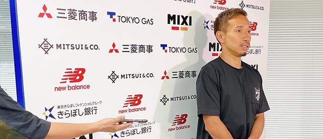 Anbringung des Firmen- (Produkt-) Logos auf dem Hero-Interview-Board