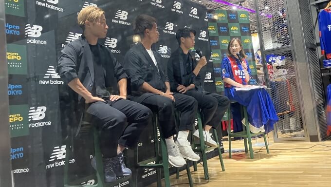 Sessão de autógrafos dos jogadores na loja oficial